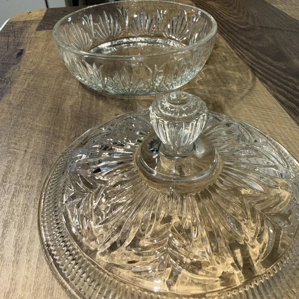 Vintage‎ Avon Crystalique Glass Candy/Trinket Dish Patterned Cut Glass/lid Retro